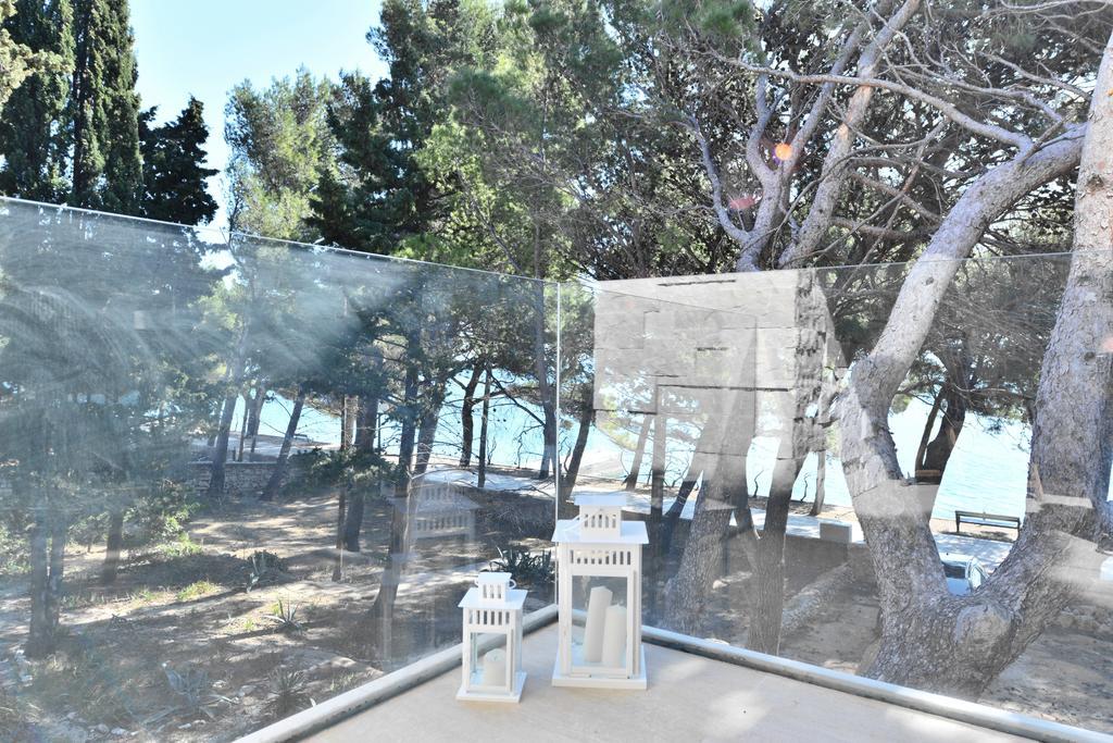 Chiponsky One - 5 Star Beachfront Property Bol Exterior foto
