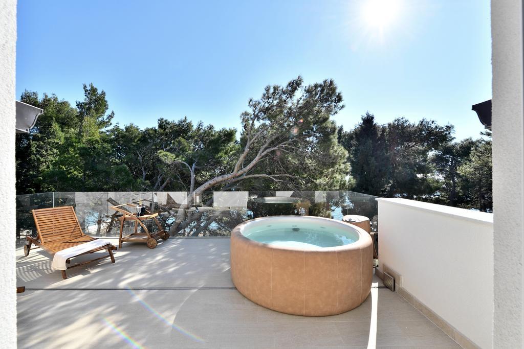 Chiponsky One - 5 Star Beachfront Property Bol Exterior foto